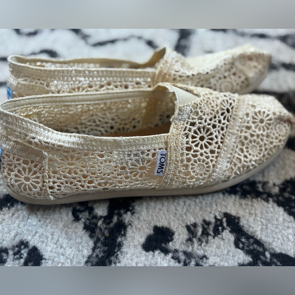 TOMS Women's Natural Moroccan Crochet Alpargata Flat. Size 8